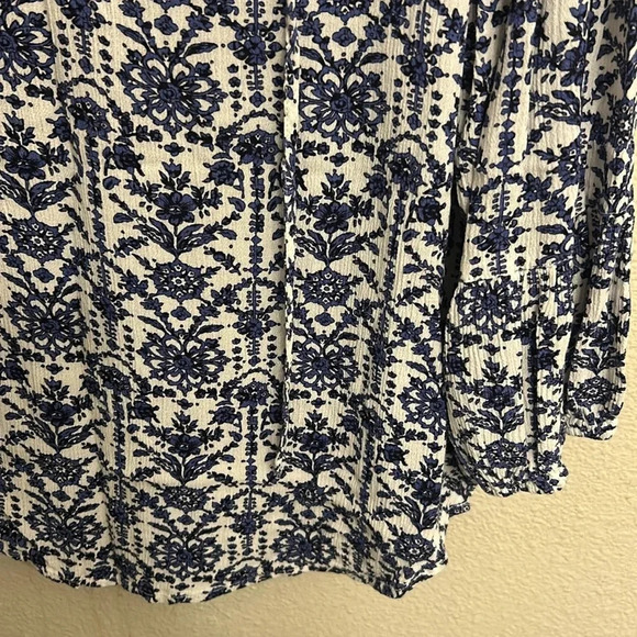 Monday Fun Women Lightweight Patterned Blue Blouse Size Medium - Picture 5 of 7